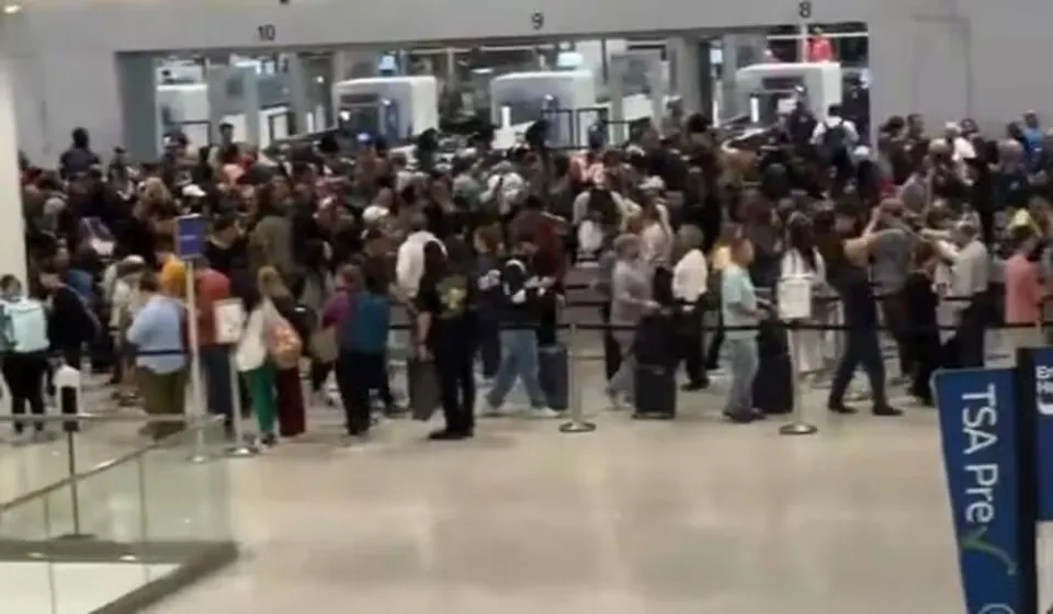 Paralisação nos EUA gera filas de até três horas em aeroportos