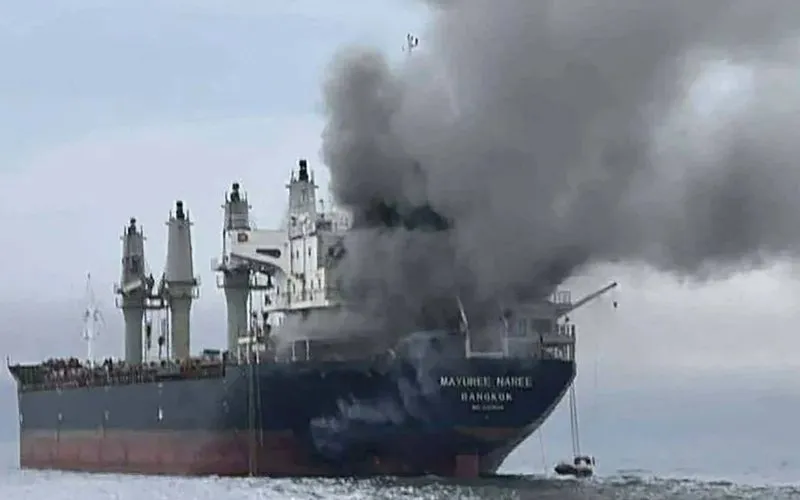 Petroleiro é atingido perto de Hormuz e eleva risco para aviação