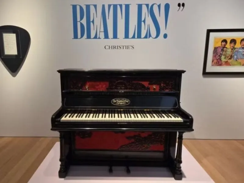 Piano de Lennon é vendido por R$ 17 milhões e se torna o objeto mais caro dos Beatles já leiloado