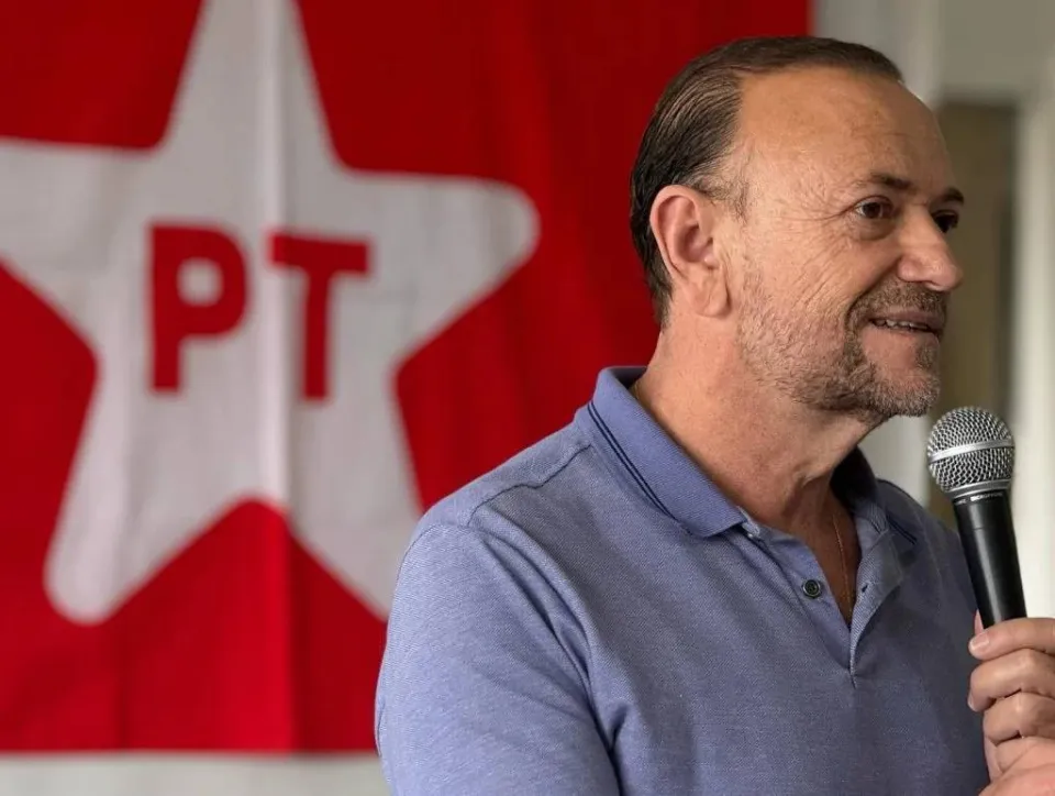 Presidente do PT diz que partido tem que ser antissistema e convoca militância