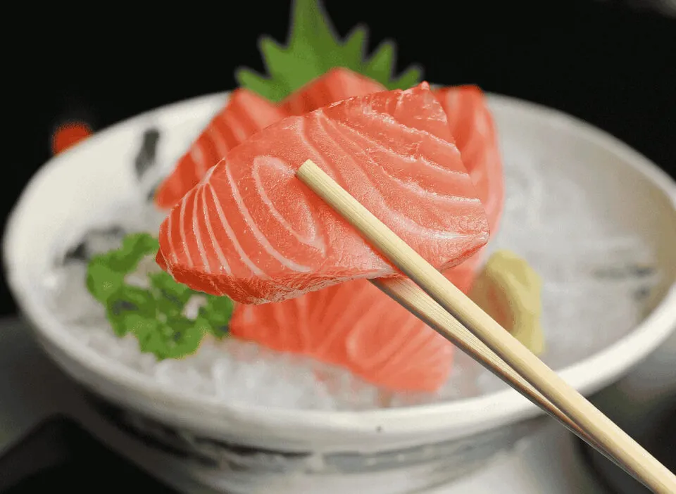 Quais so os riscos de comer peixe cru?