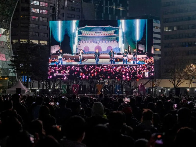 Show do BTS reuniu mais de 100 mil pessoas na capital sul-coreana