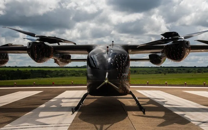 Subsidiária da Embraer faz voo de demonstração de eVTOL em São Paulo
