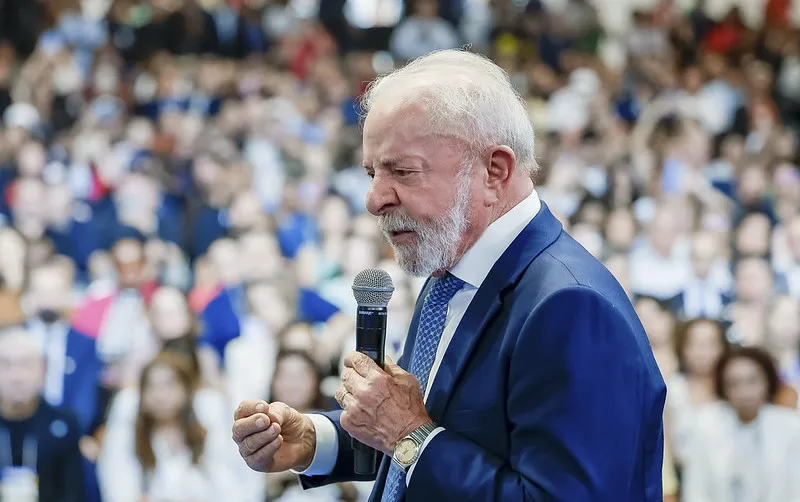 “Trabalhamos o mês todo e não sobra nada. Aí xinga o governo”, diz Lula sobre dívidas