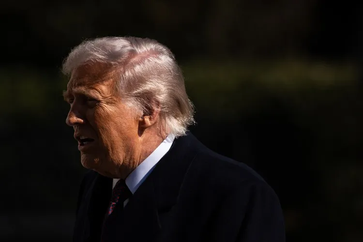 Trump diz que EUA eliminaram forças aéreas e marítimas do Irã e pede rendição do país