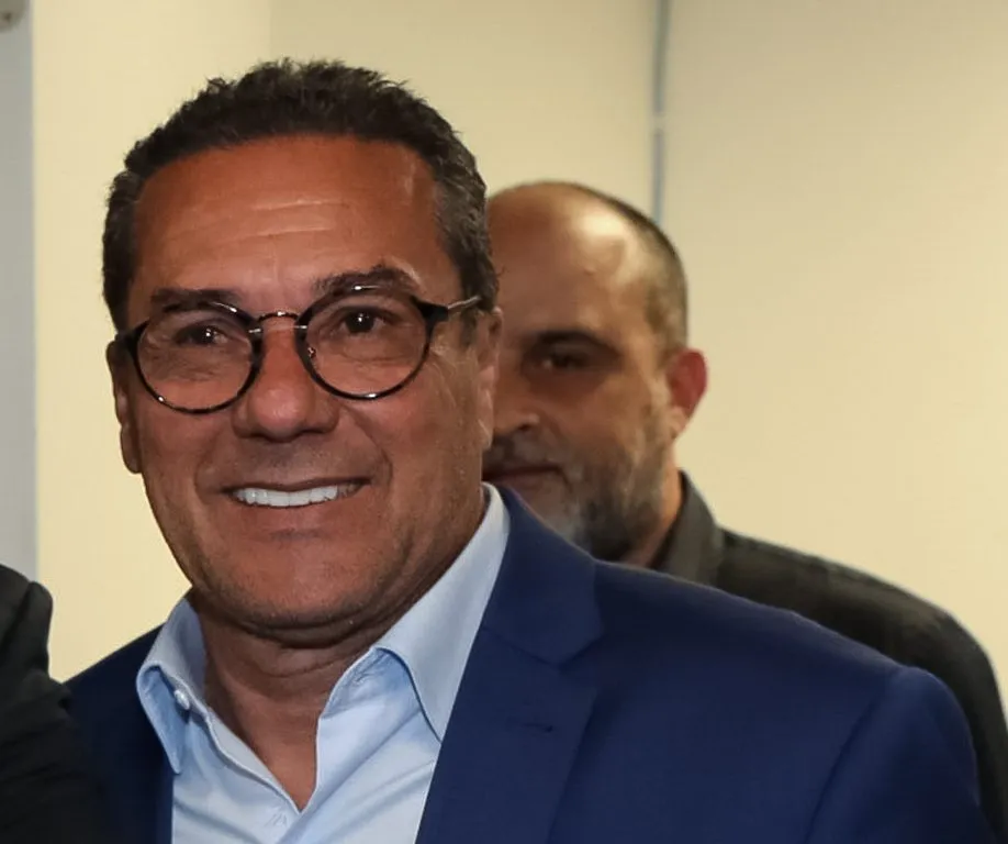 Vanderlei Luxemburgo recebe alta do hospital e brinca: ‘Enverga, mas não quebra’