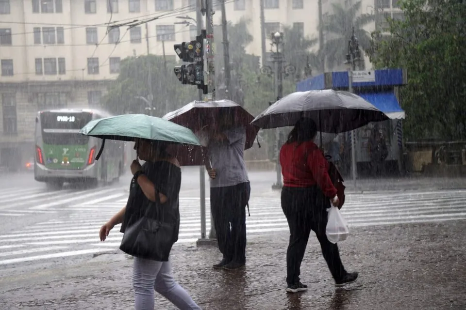 Zonas norte, oeste e o centro de SP entram em estado de atenção para alagamentos