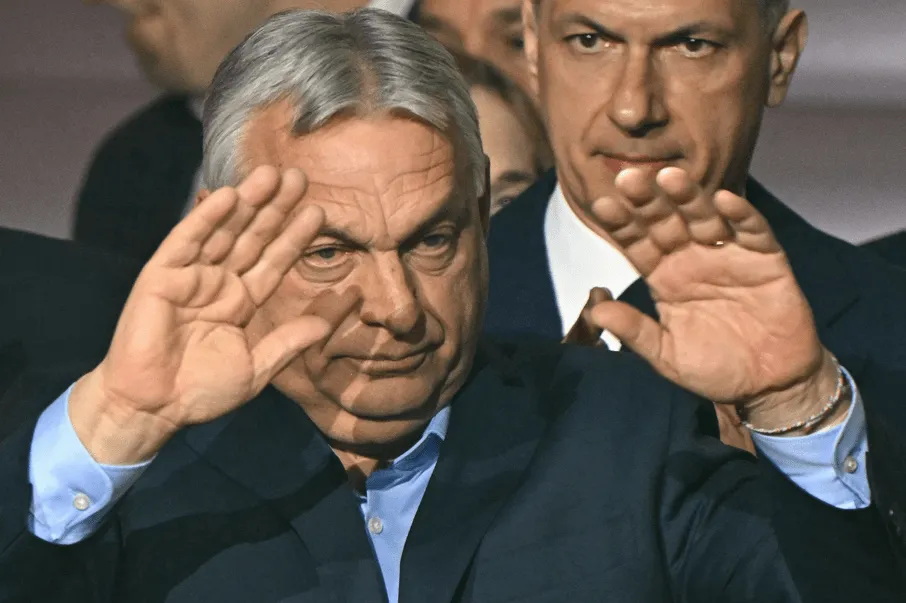 Após derrota, Orbán deixa Parlamento para reorganizar base política