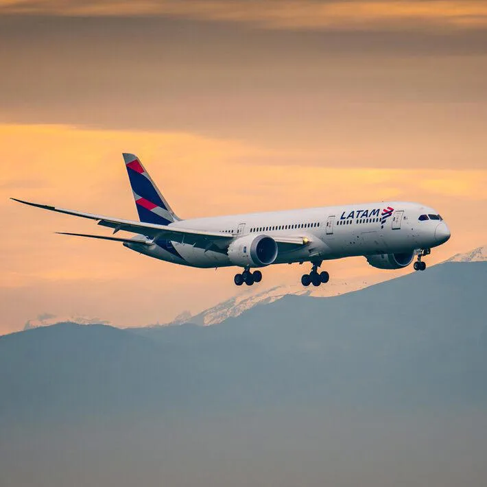 Avião da LATAM bate em aeronave em Santiago
