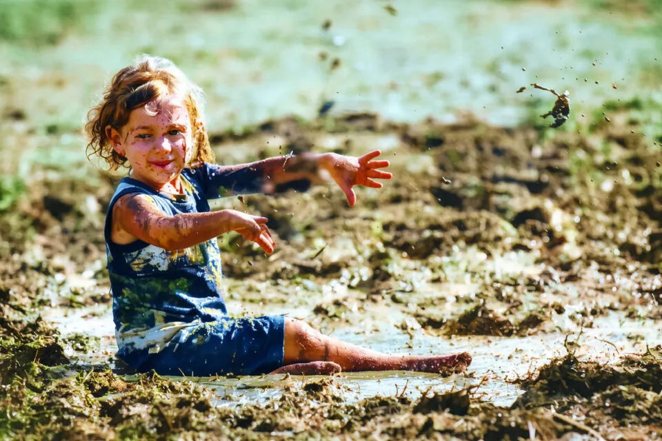 Brincar na lama e na terra pode fortalecer o sistema imunolgico do seu filho