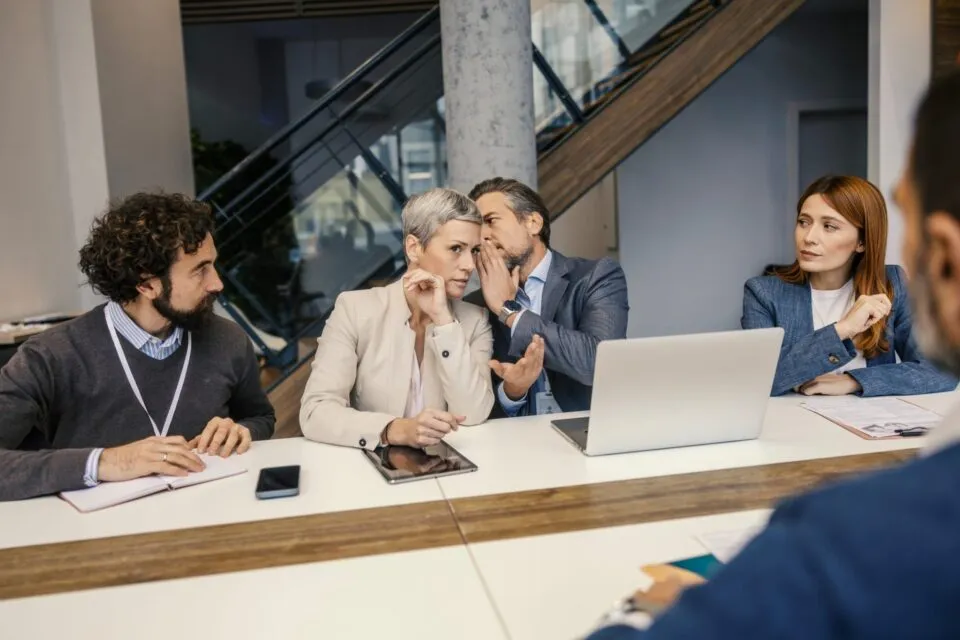 CFOs dizem que demissões por IA serão 9x maiores neste ano, mas ainda atingem poucos