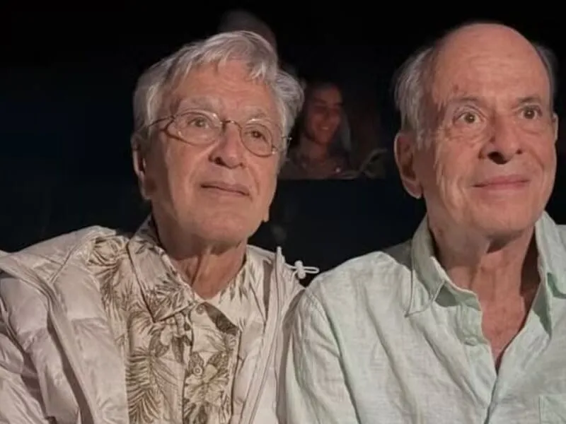 Caetano Veloso e Ney Matogrosso roubam a cena ao assistirem, juntinhos, ao show de Marina Lima