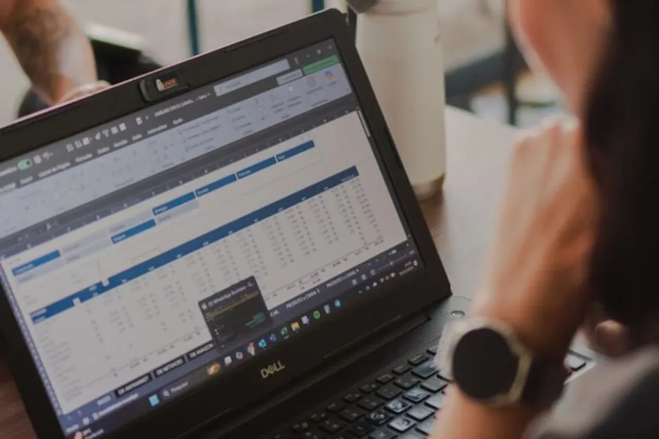 Como criar uma planilha mensal para guardar dinheiro? Veja dicas com IA