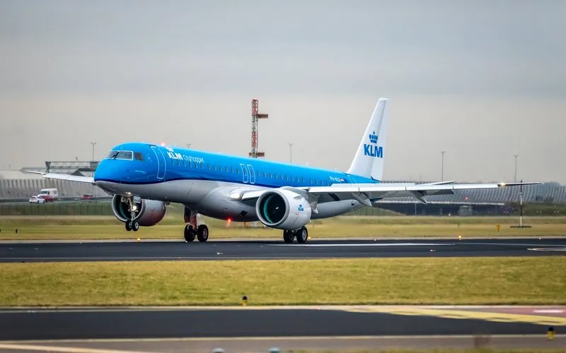 Em meio à crise de combustível, KLM reativa aviões da Embraer