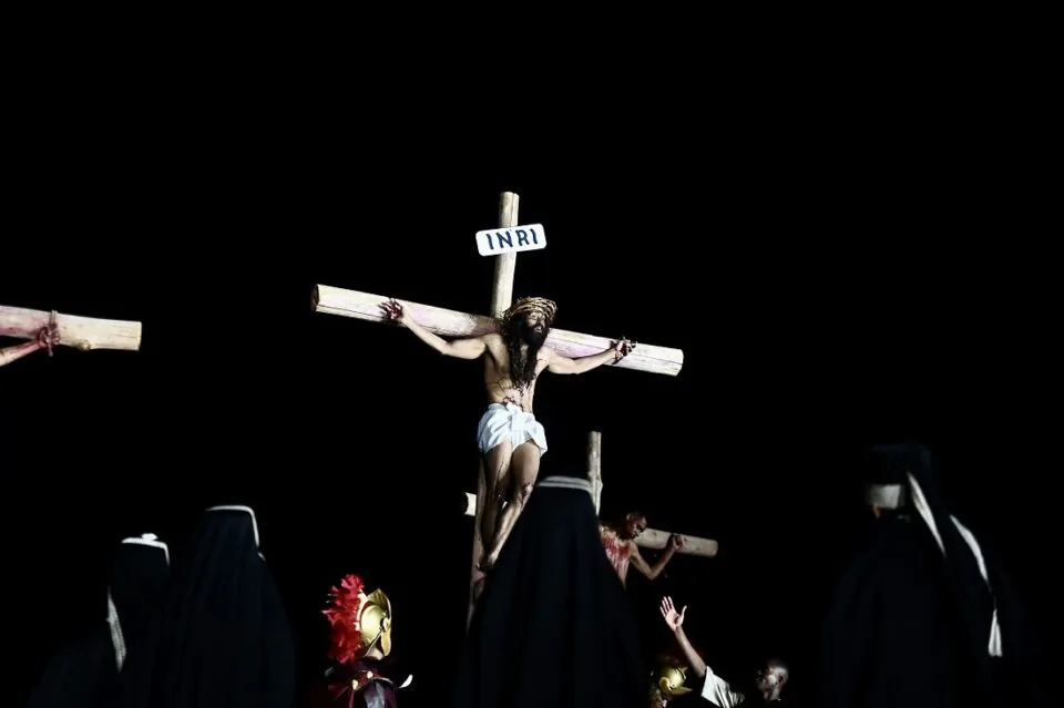 Emoção e devoção marcam 1º dia de encenação da Paixão de Cristo na Vila da Páscoa 2026