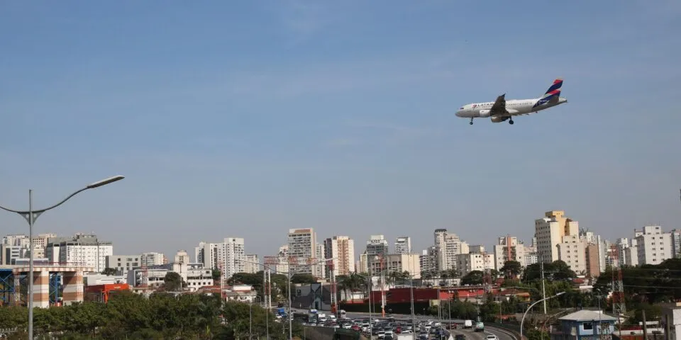 Empresas aéreas terão linha de crédito para enfrentar alta de custos