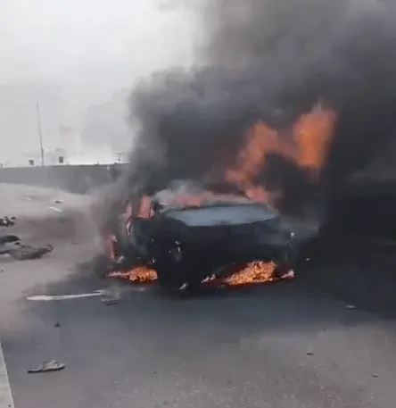 Explosão de caminhão-tanque na Via Dutra deixa dois mortos e destrói veículos