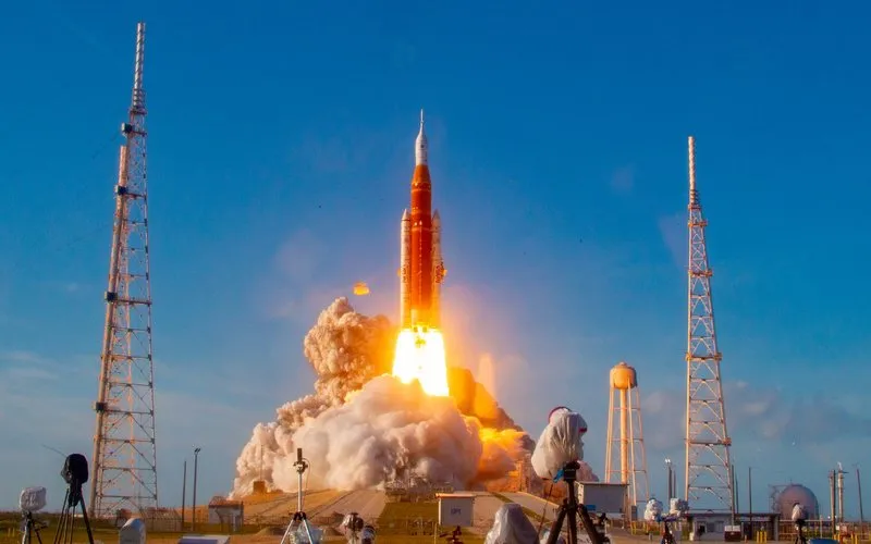 Foguete decola em primeira missão tripulada à Lua em mais de 50 anos