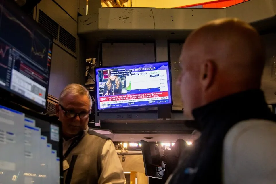 Futuros de NY avançam e petróleo despenca com cessar-fogo entre EUA e Irã