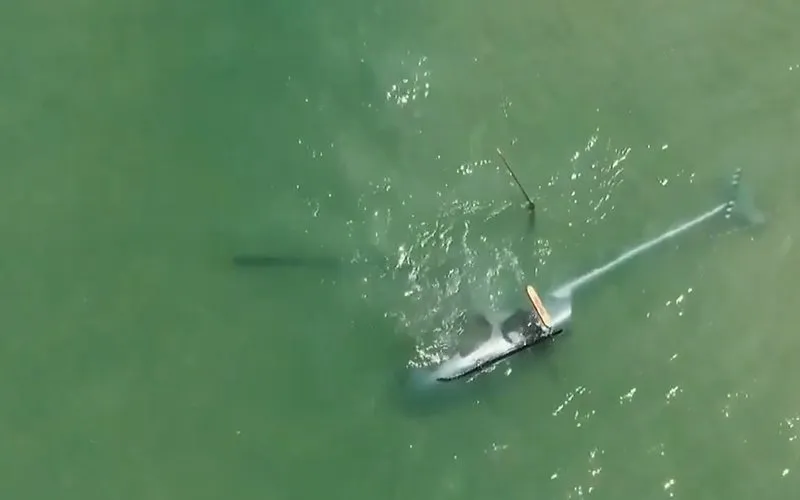 Helicóptero faz pouso forçado no mar no Rio de Janeiro