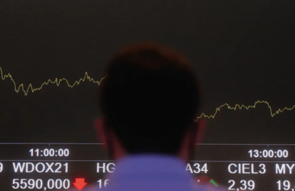 Ibovespa renova máximas, mas queda de Petrobras adia marca inédita dos 200 mil pontos