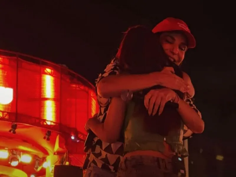 Ivete se surpreende com a potência de Priscila Senna em ensaio para show deste sábado (18)