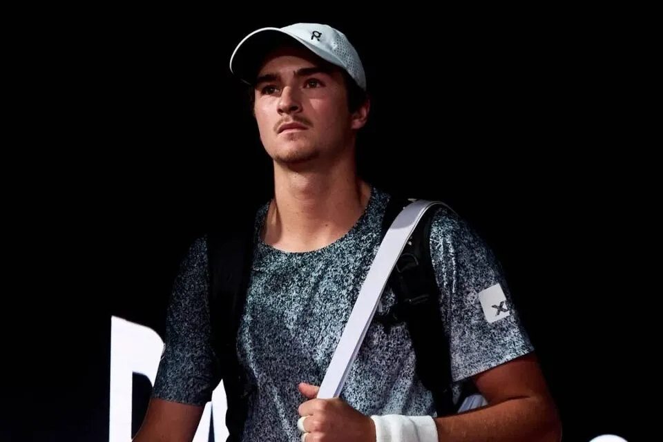 João Fonseca estraçalha raquete, perde de Jódar e dá adeus ao Madrid Open