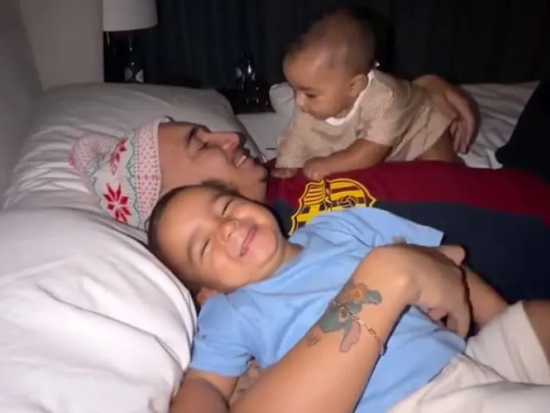 João Gomes volta de viagem e celebra Páscoa com os filhos; vídeo