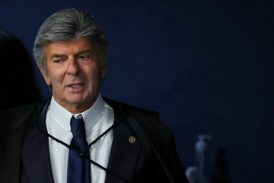 Luiz Fux muda voto e defende reversão de condenações do 8 de janeiro