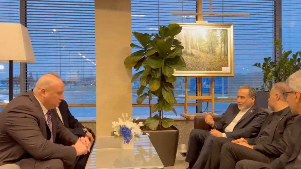 Ministro do Irã vai à Rússia e Trump diz “nos chame” para negociar