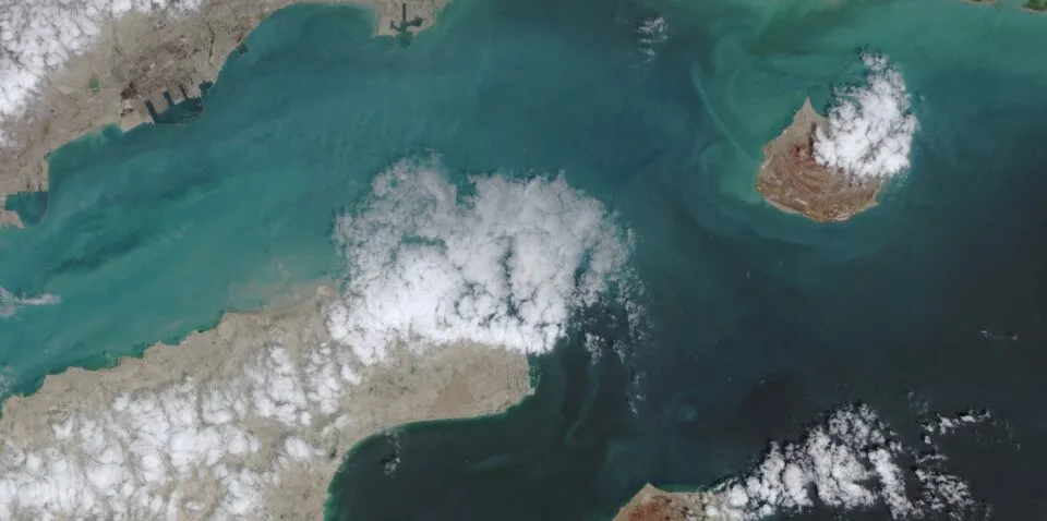 Navios testam Estreito de Ormuz após abertura e buscam garantias de segurança