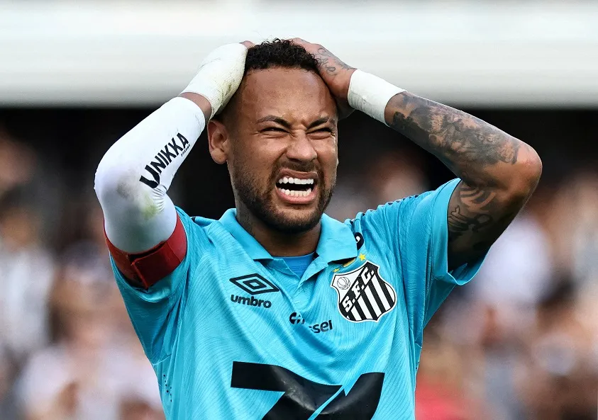 Neymar falta a treino por virose um dia após ser flagrado em boteco em Santos