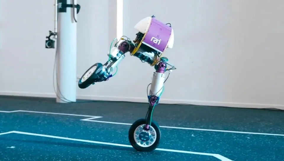 Papalguas: um rob bpede que patina, sobe escadas e se equilibra em uma roda