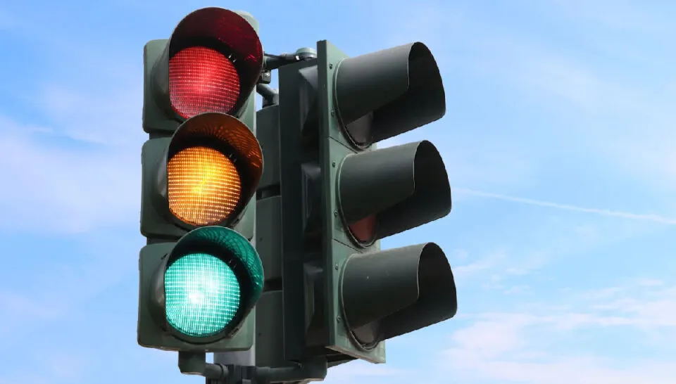 Por que os semforos so vermelhos, amarelos e verdes e no de outras cores?