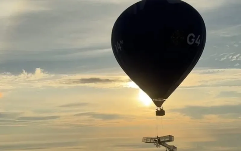 Réplica do 14-Bis faz voo especial em aeroporto de São Paulo