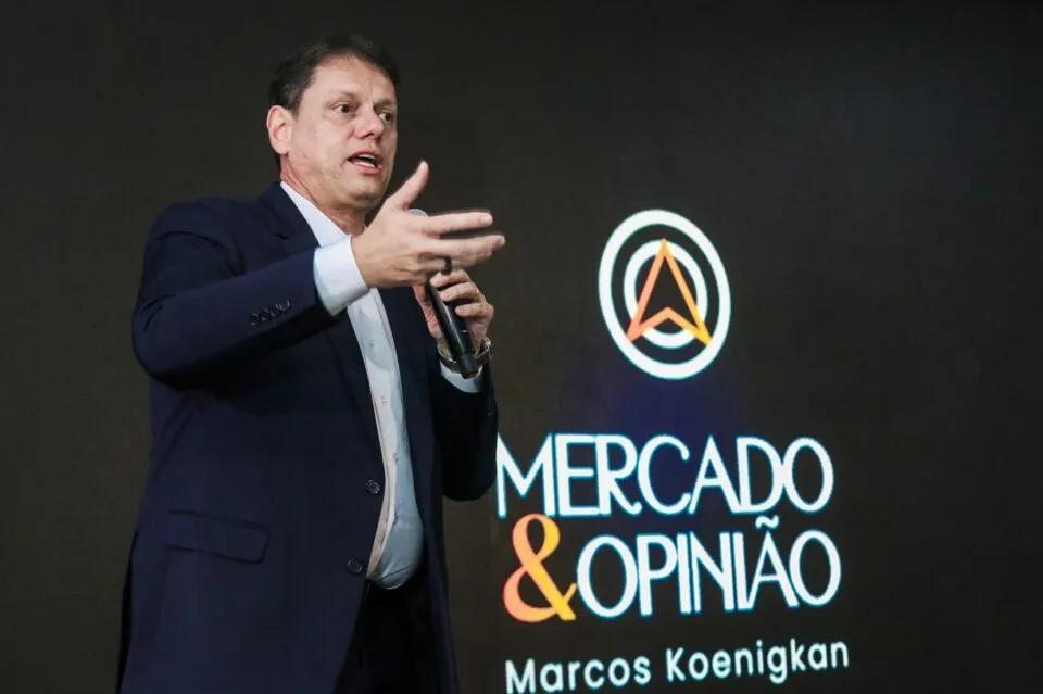 Tarcísio condiciona fim da escala 6×1 à desoneração de empresas