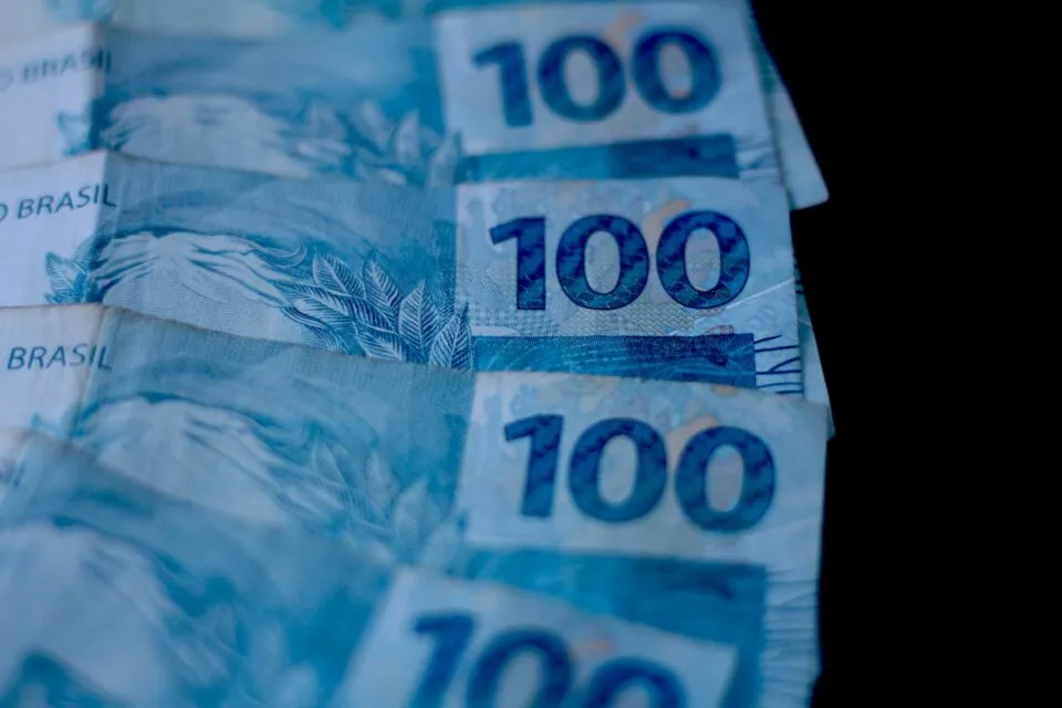 Taxas de juros recuam com queda do petróleo enquanto mercado avalia Copom