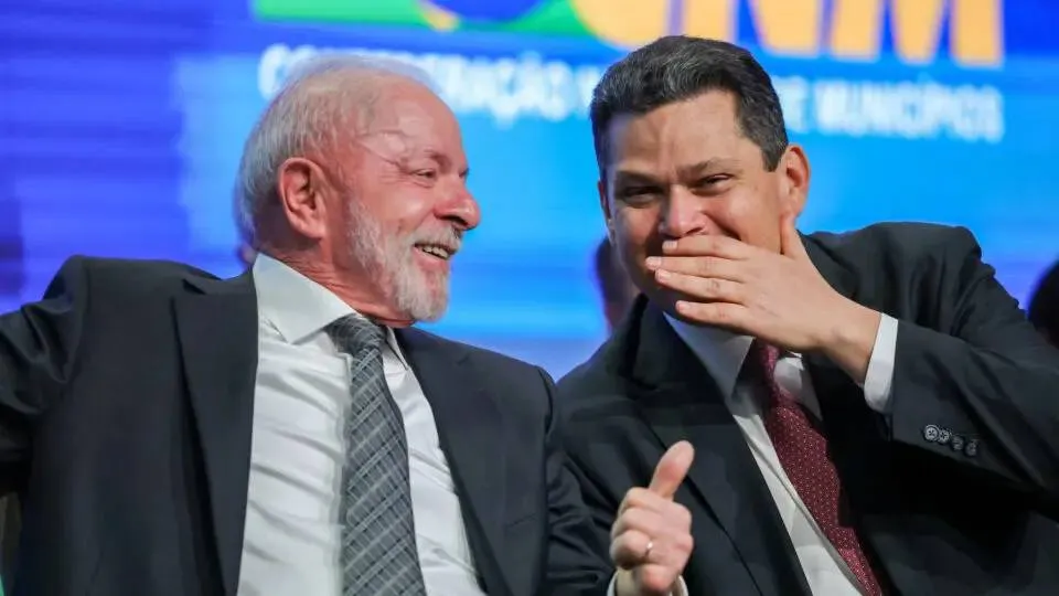 Troca de gestos marca reaproximação entre Alcolumbre e Lula após mal-estar