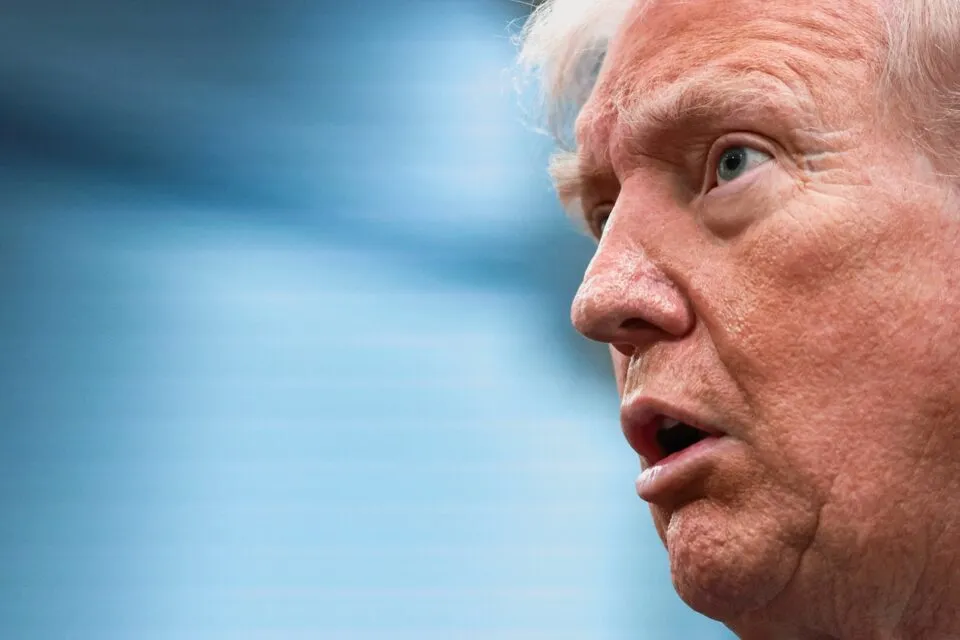 Trump ameaça Irã por suposta cobrança de taxas em Ormuz