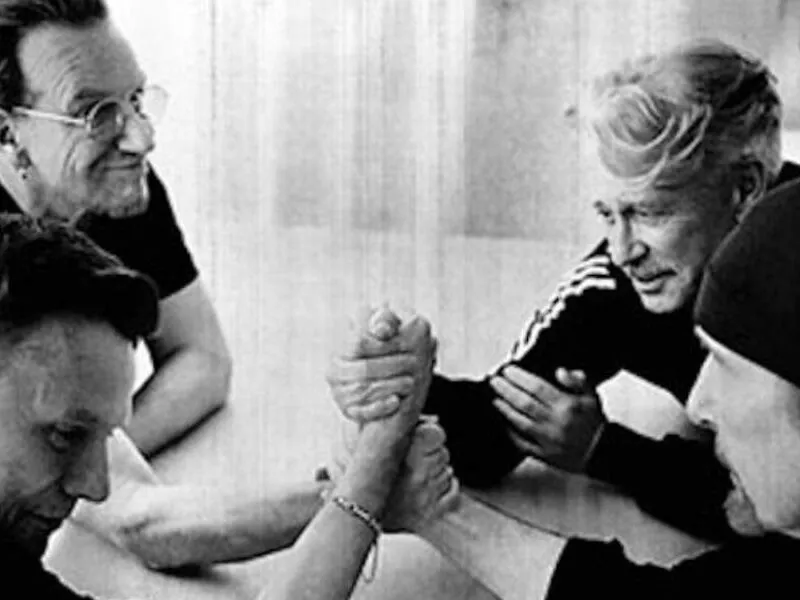 U2 lança novo EP de surpresa com músicas sobre crianças na guerra e homenagem a Patti Smith