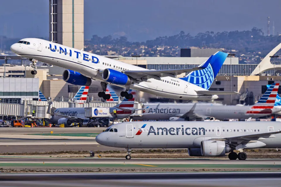 United tenta fusão com American Airlines, recebe negativa e expõe estratégia para 2026