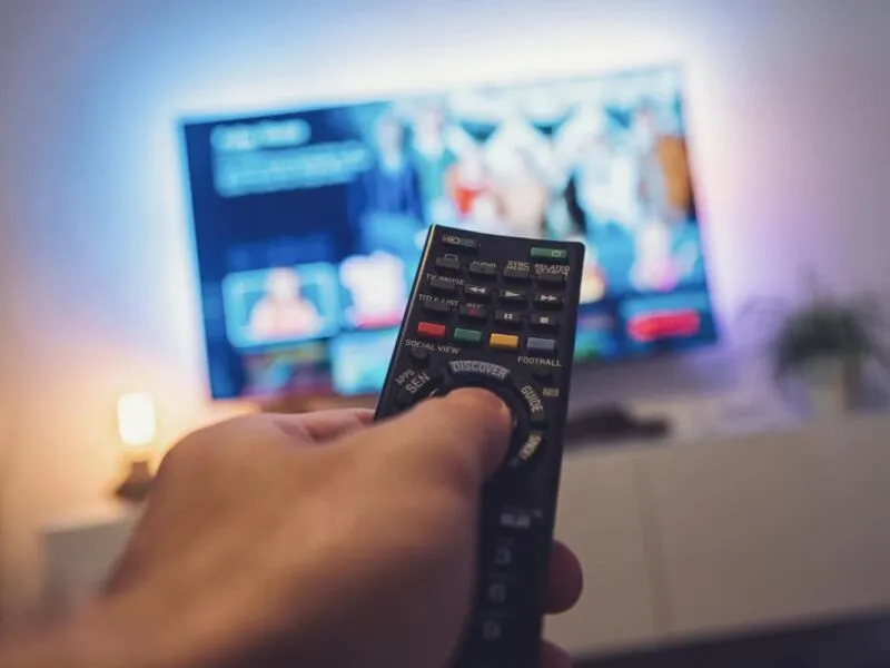 Vai maratonar séries no feriadão? Veja como curtir o descanso sem prejudicar a saúde