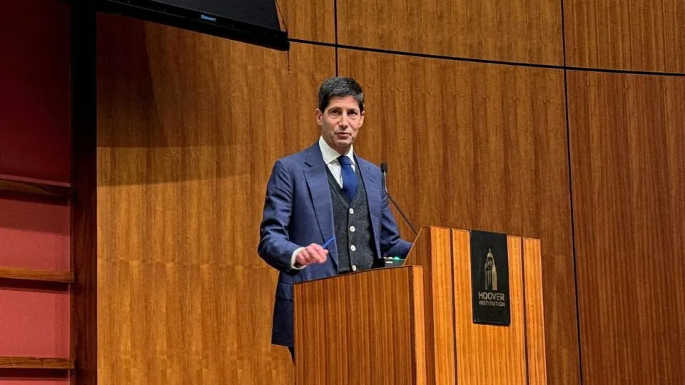 Warsh, indicado para chair do Fed, compromete-se com independência, com limites