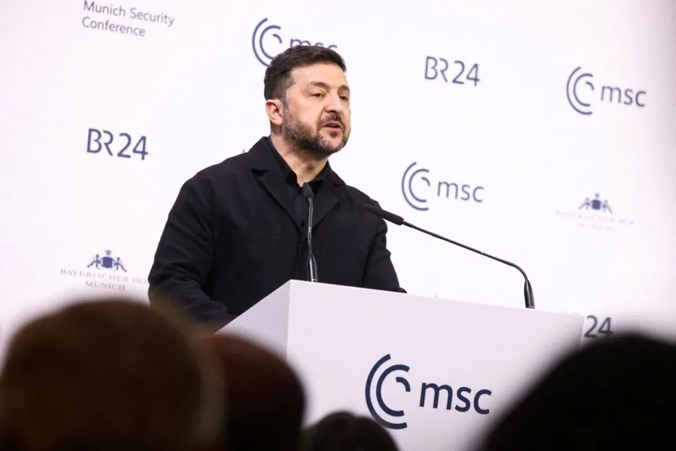 Zelensky diz que oleoduto Druzhba está pronto e cobra ajuda de € 90 bilhões da UE