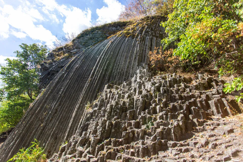 A estranha cachoeira de basalto de omoka, na Eslováquia