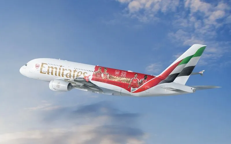 Airbus A380 da Emirates recebe pintura dos campeões da Premier League