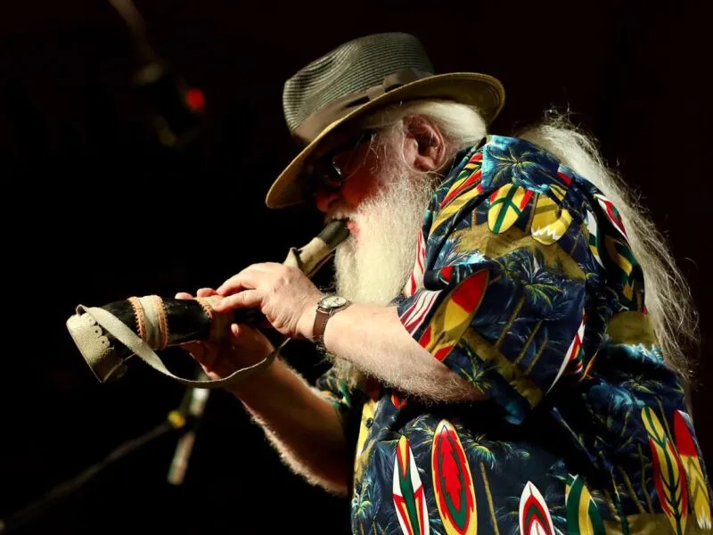 Álbum reúne releituras de Hermeto Pascoal e inéditas em sua homenagem