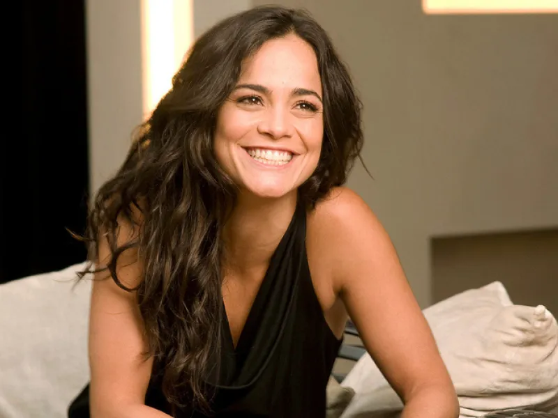 Alice Braga fala sobre a nova namorada e analisa relação com a ex