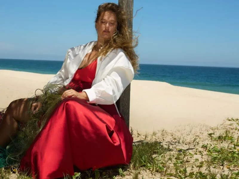 Alice Caymmi faz do legado mar aberto em “Caymmi”, álbum que homenageia o avô