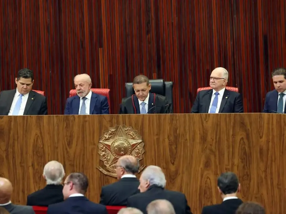 Ao lado de Lula e autoridades no TSE, Alcolumbre decide não aplaudir Messias